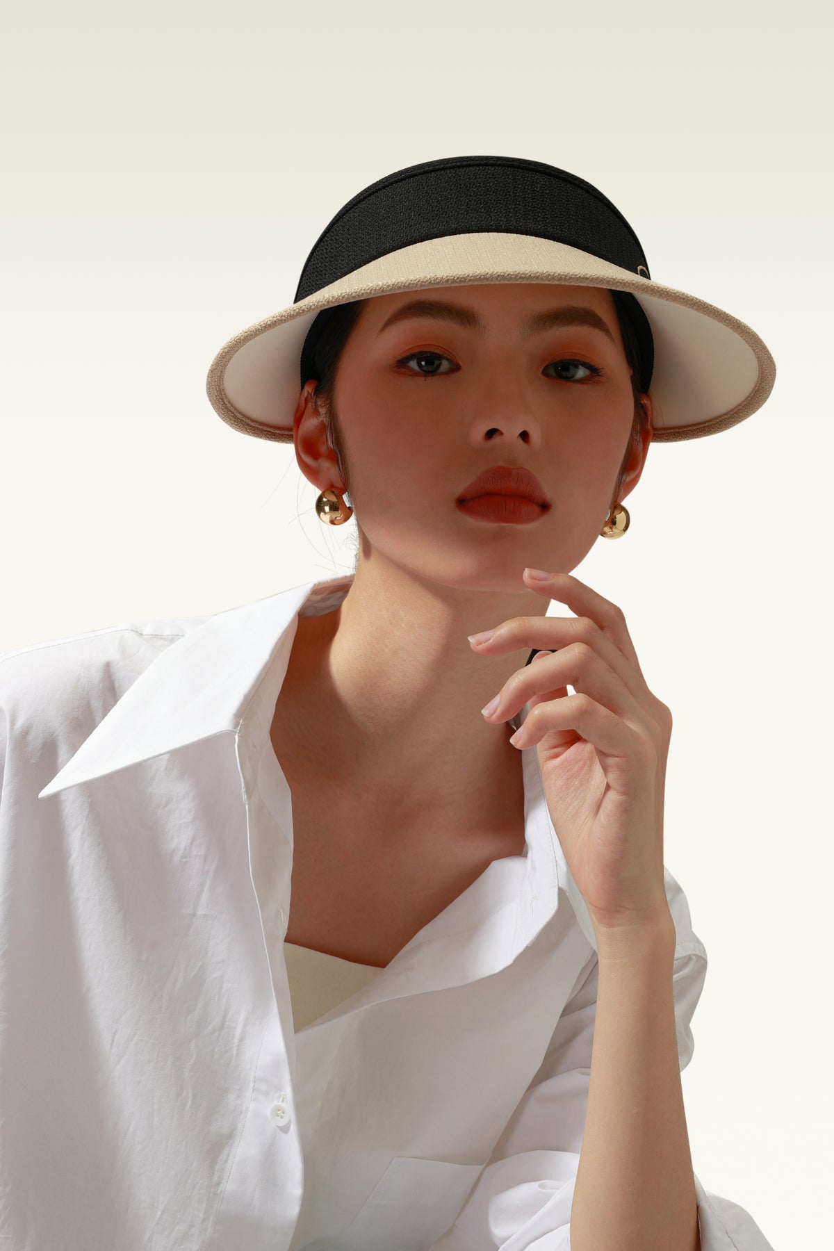 This is a sun hat with a highly customized "Chanel Style" fabric and cool ice silk fabric, blocks 99%+ ultraviolet rays, all while maintaining a look and sense of luxury.