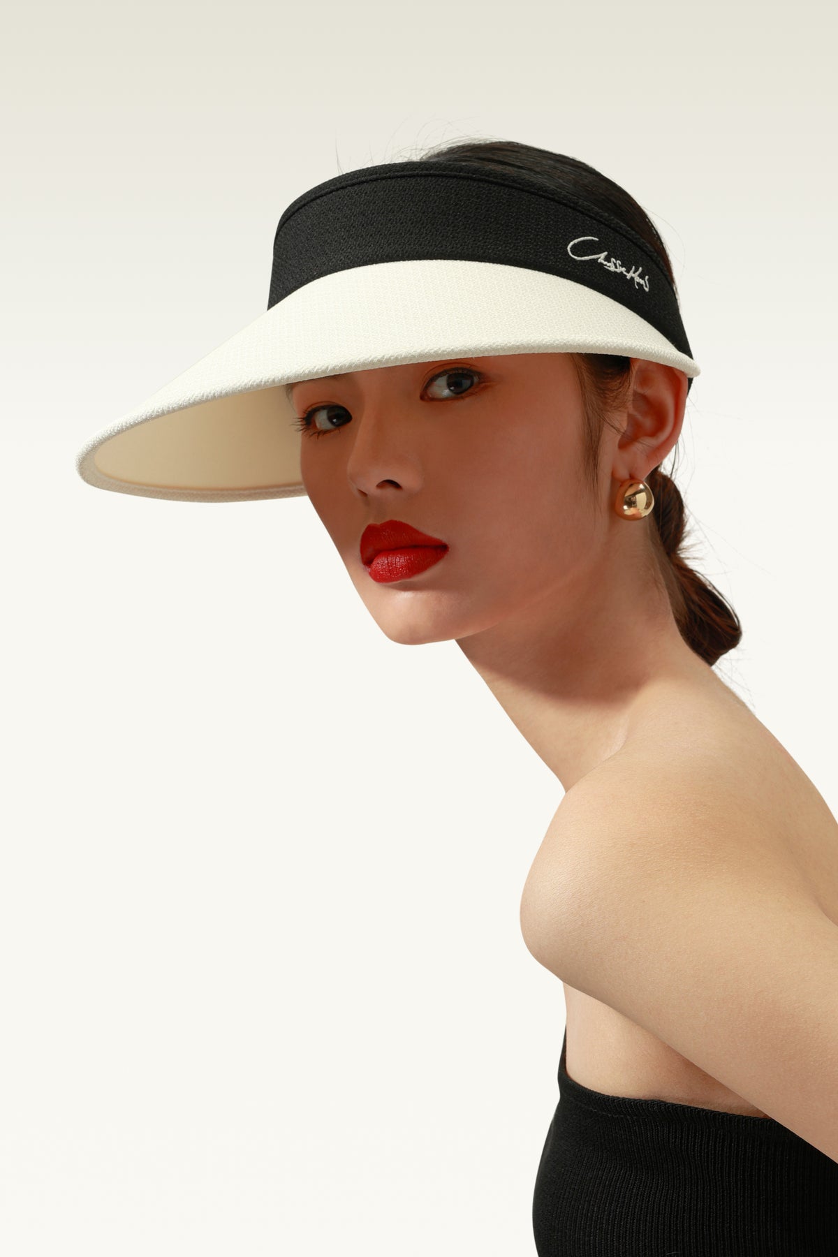 This is a sun hat with a highly customized "Chanel Style" fabric and cool ice silk fabric, blocks 99%+ ultraviolet rays, all while maintaining a look and sense of luxury.