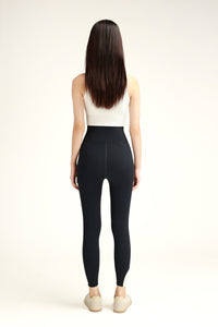 Hikesity’s seamless highrise leggings; specially designed for a flattering butt lift, with a unique jelly waistband for waist sculpting.