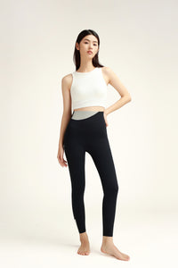 Hikesity’s seamless highrise leggings; specially designed for a flattering butt lift, with a unique jelly waistband for waist sculpting.